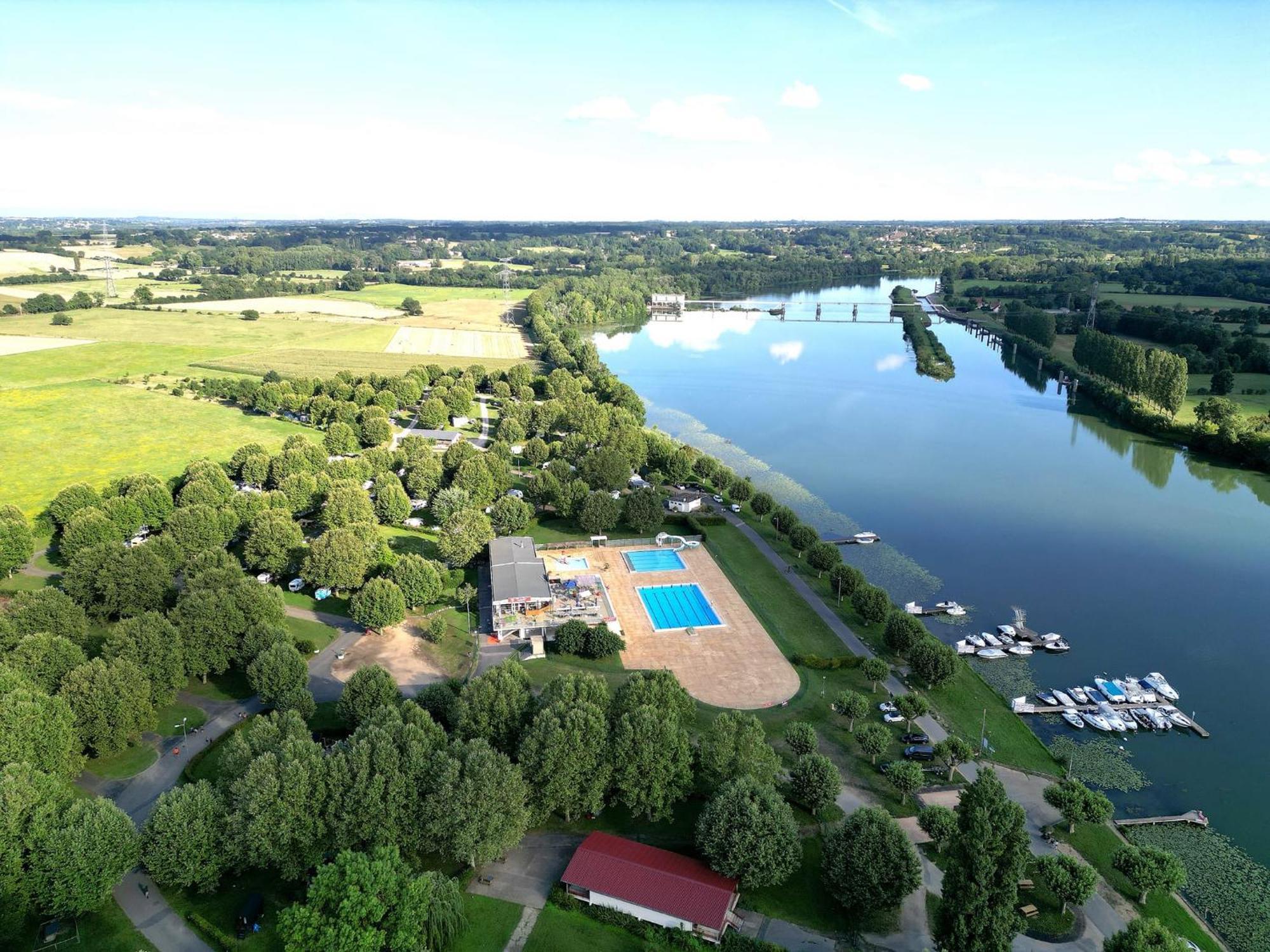 Camping De Thoissey *** Екстериор снимка